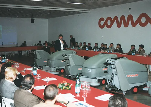 Événement Comac dans la salle de conférence avec les distributeurs